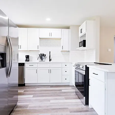 Luxury 4BR Retreat 10 Mins to Downtown & Lake